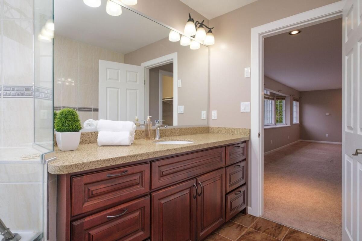 Spacious 4Br W Ensuites Mins To Downtown Yvr Ubc Vancouver Kültér fotó